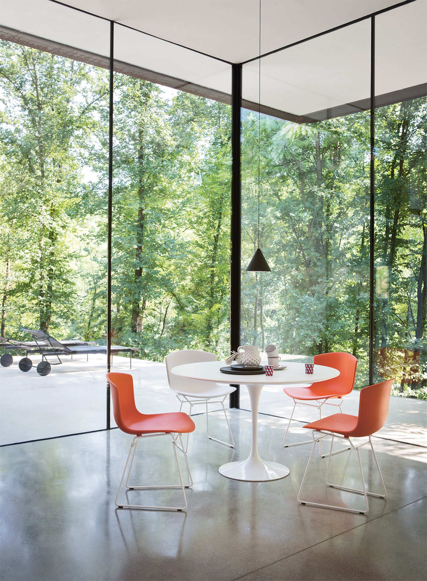 Saarinen 'Tulip' table by Knoll