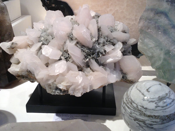 Mangano Calcite, Chalcopyrite and Quartz at Venusrox Crystals London