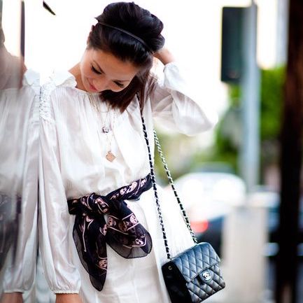 Foulard en ceinture & robe blanche