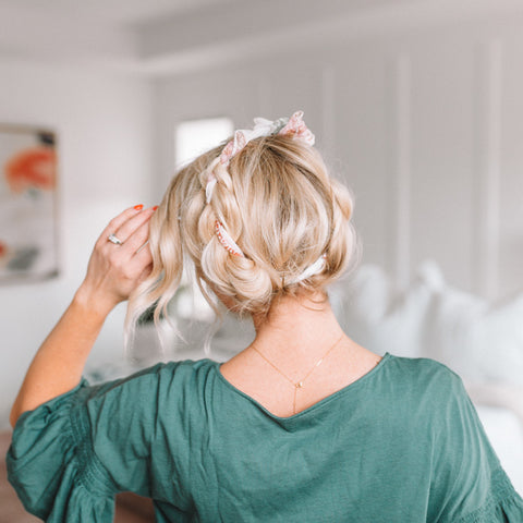 couronne tressée de cheveux mi-longs