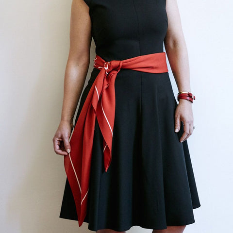 Foulard rouge en ceinture avec robe noire