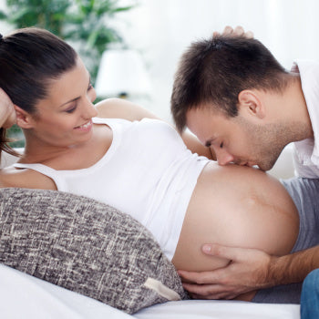 dad kissing belly of pregnant mom