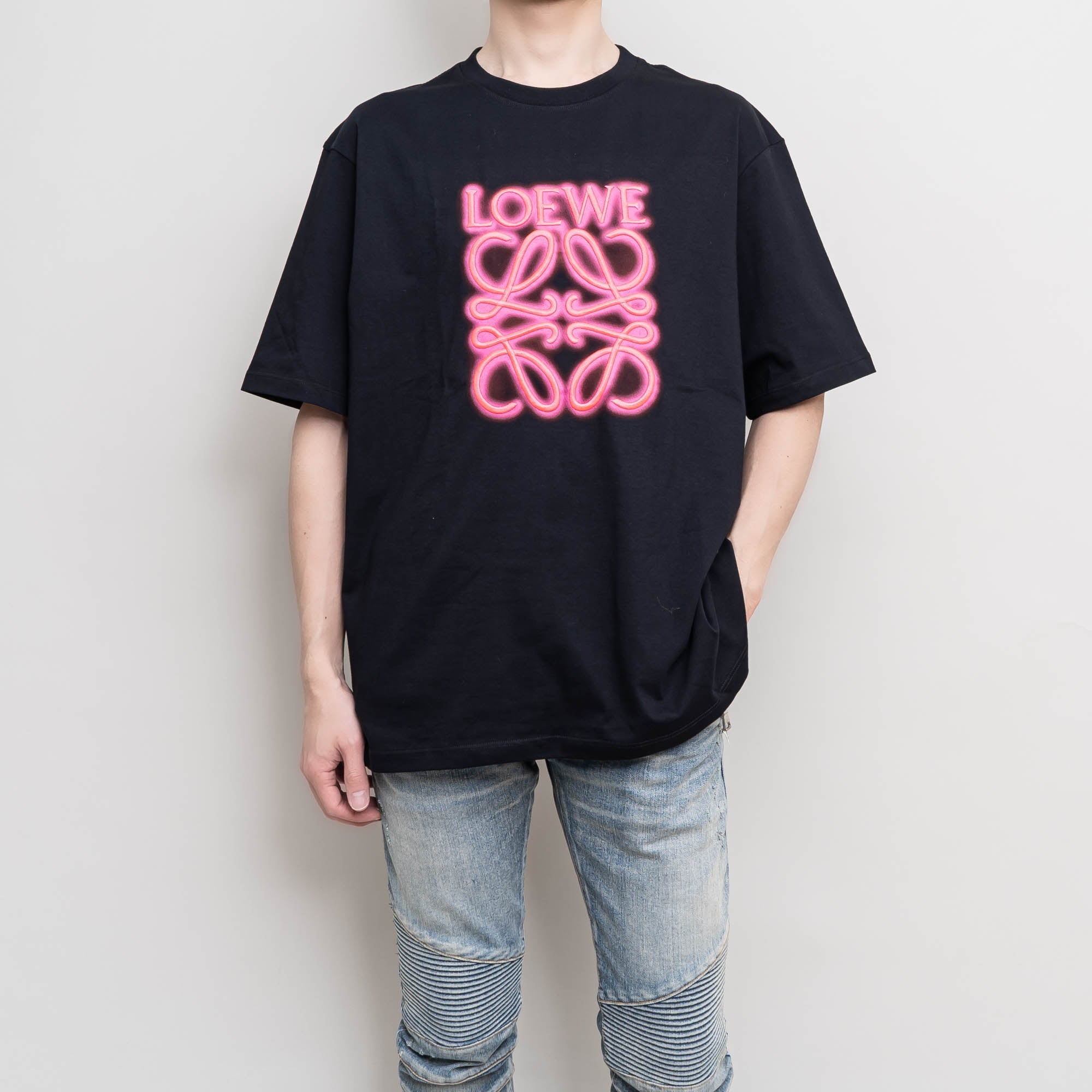 新規入荷紹介 LOEWE Neon Anagram Tシャツ, Fisherman ジーンズ, Neck