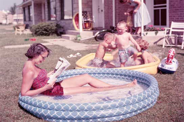 famille piscine années 50