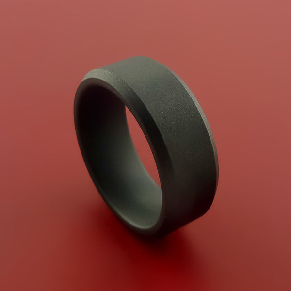 Black zirconia ring with fasitited cut