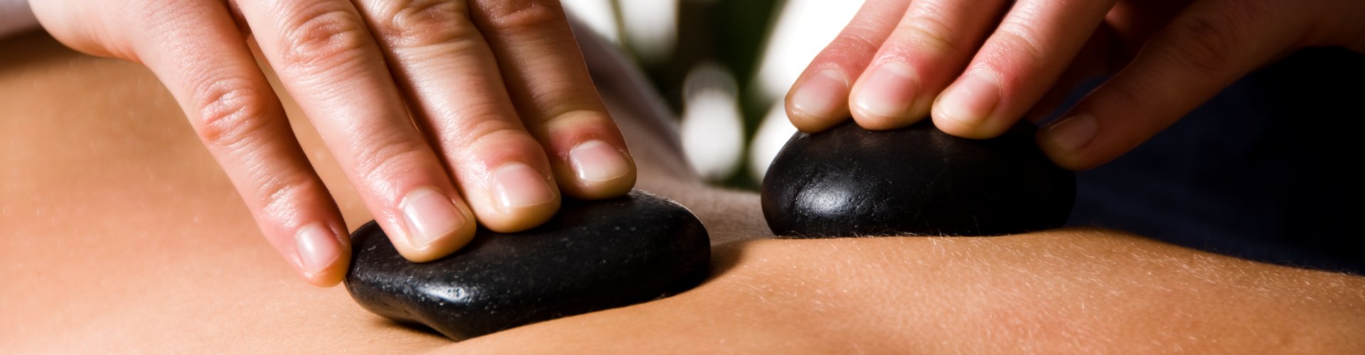 Wat is een hotstone massage en wat zijn de voordelen? demassageshop.nl
