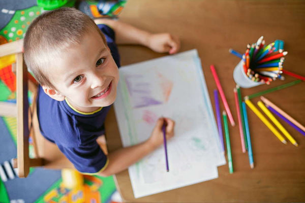 enfant faisant ses devoirs