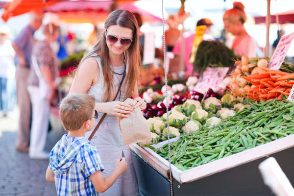 enfant au marché