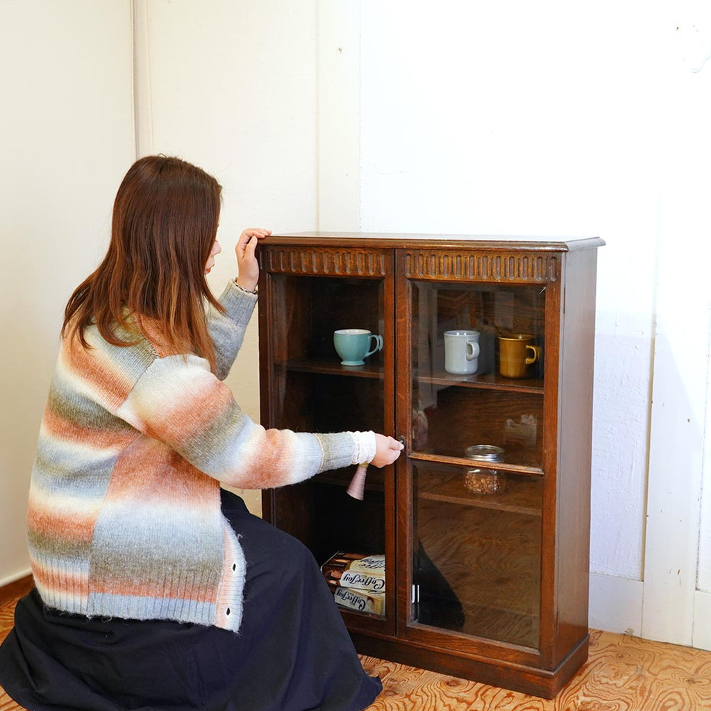 から厳選した 段違いの古い木製収納棚 【一点物】食器棚 コレクション