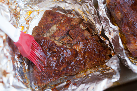 Applying_bbq_sauce_to_oven_baked_ribs