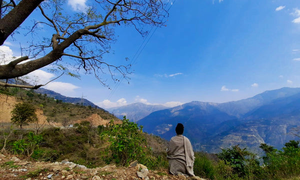 Meditierend in den Himalayas