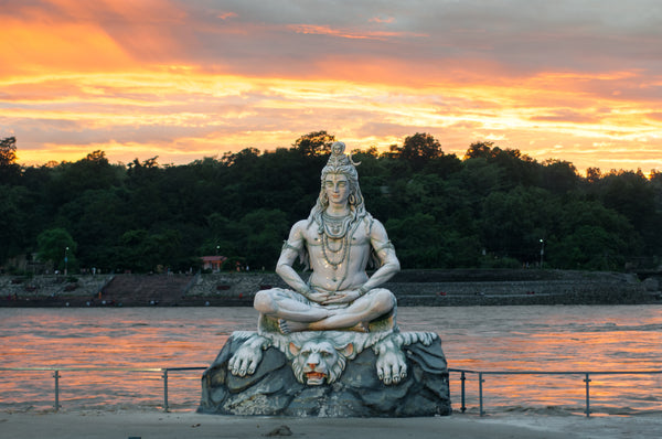 Lord Shiva Statue am Ganges Fluss in Rishikesh