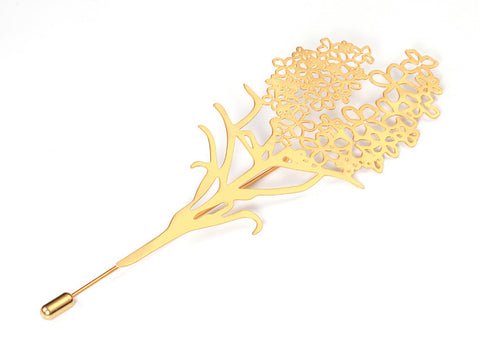 Broche de agujón diseñado en latón bañado en oro, inspirado en la flor Erysimum humile, especie amenazada de la flora del Parque Nacional de la Sierra de Guadarrama.