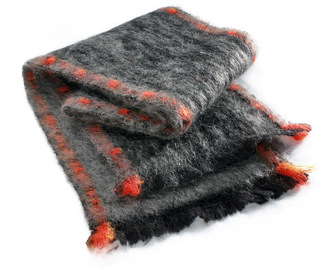Bufanda de lana de mohair inspirada en la piel del Lobo ibérico, Canis lupus signatus, especie amenazada de la fauna del Parque Nacional de la Sierra de Guadarrama