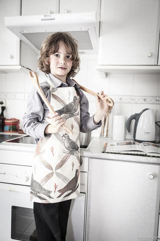 Niño con delantal de cocina infantil en algodón orgánico con dibujo de tórtola europea