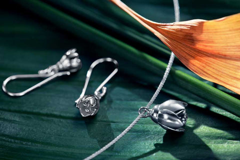 Foto artística de detalle de pendientes y colgante en plata inspirados en la flor del Crocus.  