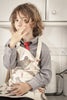 Niño sentado en cocina con delantal infantil en algodón orgánico con dibujo de tórtola europea.