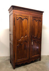 Armadio in noce Luigi XV . XVIII secolo