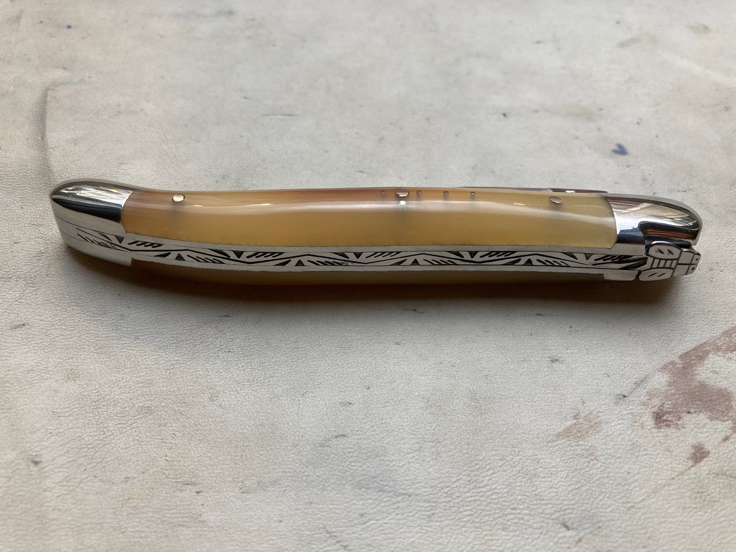 Forge de Laquiole - 11 CM SINGLE BLADE 2 S/S BOLSTERS LIGHT HORN TIP HANDLE - Opvouwbare Messen - The Old Man Knives & Tools