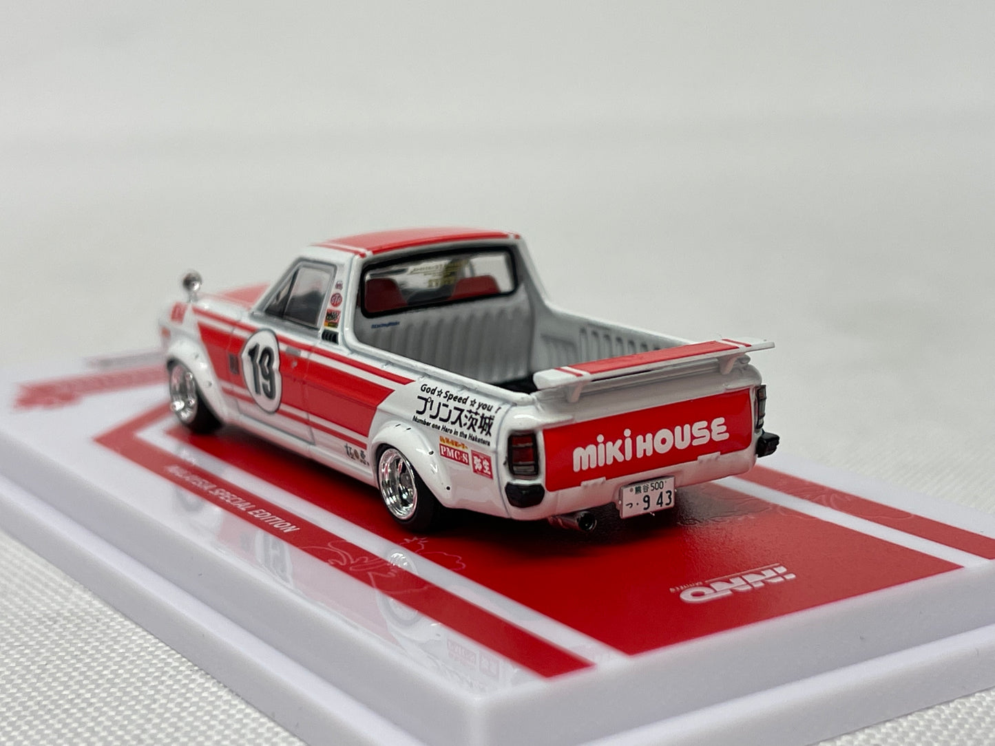 Nissan Sunny 'Hakotora' Pick Up 'Kean Yaps' Malaysia Special Edition . Inno64 . 1/64 (IN64-HKT-KY19)