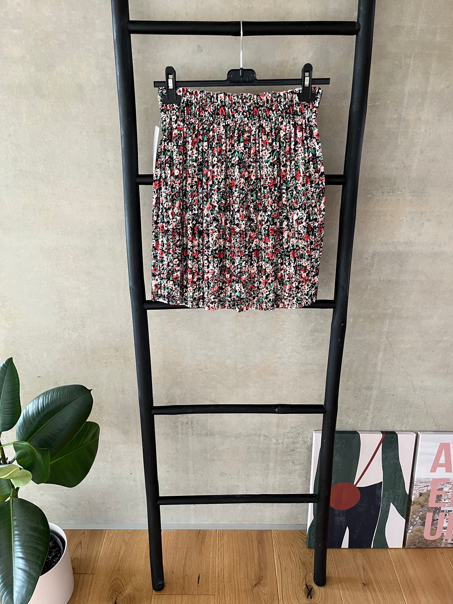 Faltenrock mit Blumenprint, in schwarz