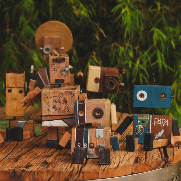 wooden-robot-toy-escultura-madeira-reaproveitada-arte-infantil-sustentavel-artesanal-home-decor-curral-cor
