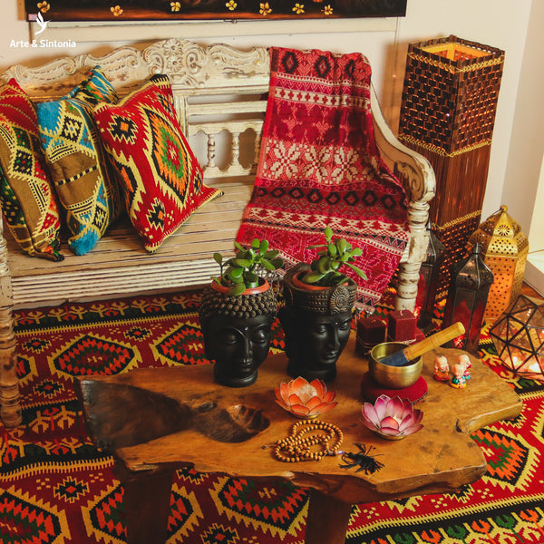 sala-boho-chic-almofadas-estampadas-bordadas-tapetes-coloridos-etnicos-bohemian