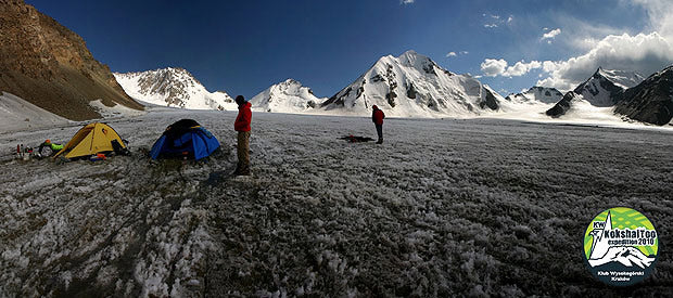 Zelte vor einem eisigen Gebirge