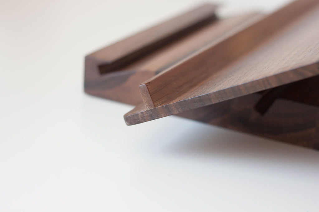 us-coutumes-adjustable-book-stand-walnut-detail