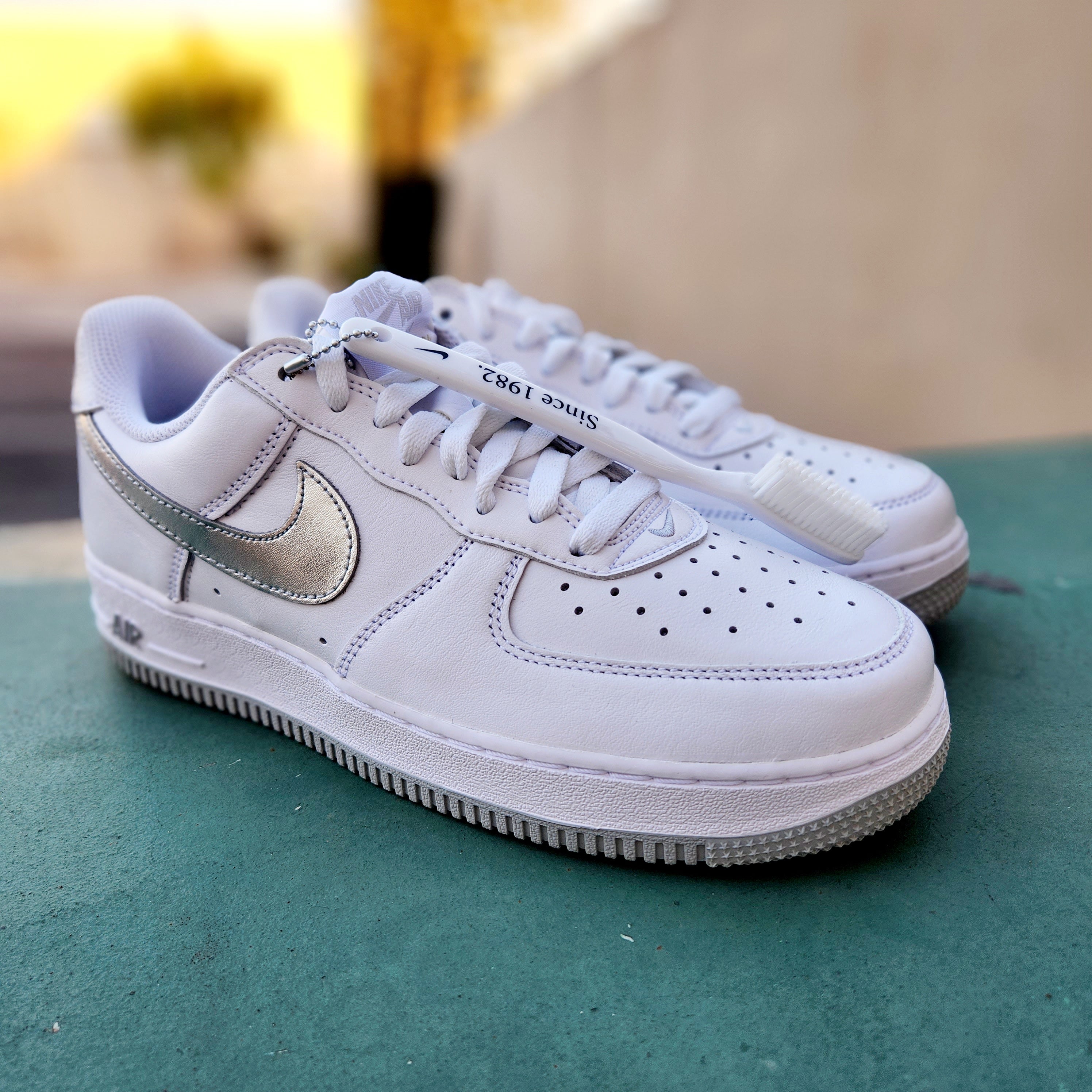 silver tick nike air force