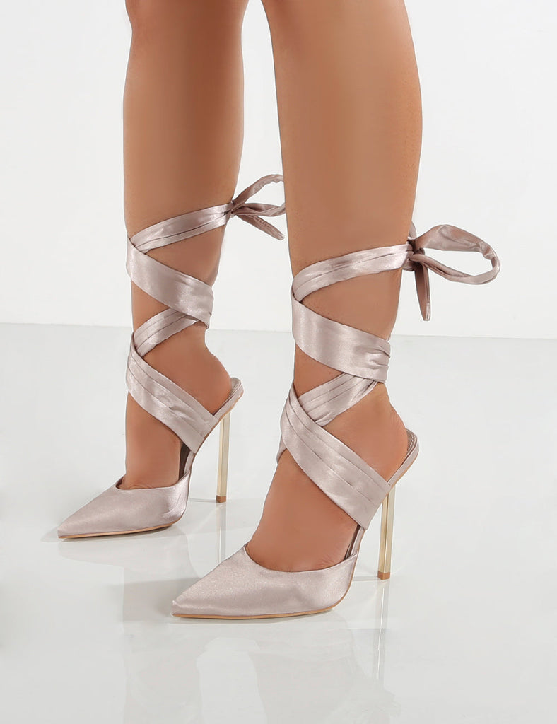 Heels with lace up ribbon