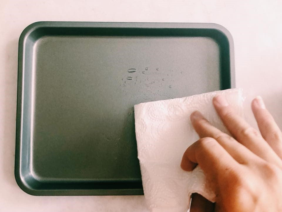 How to grease a baking tray