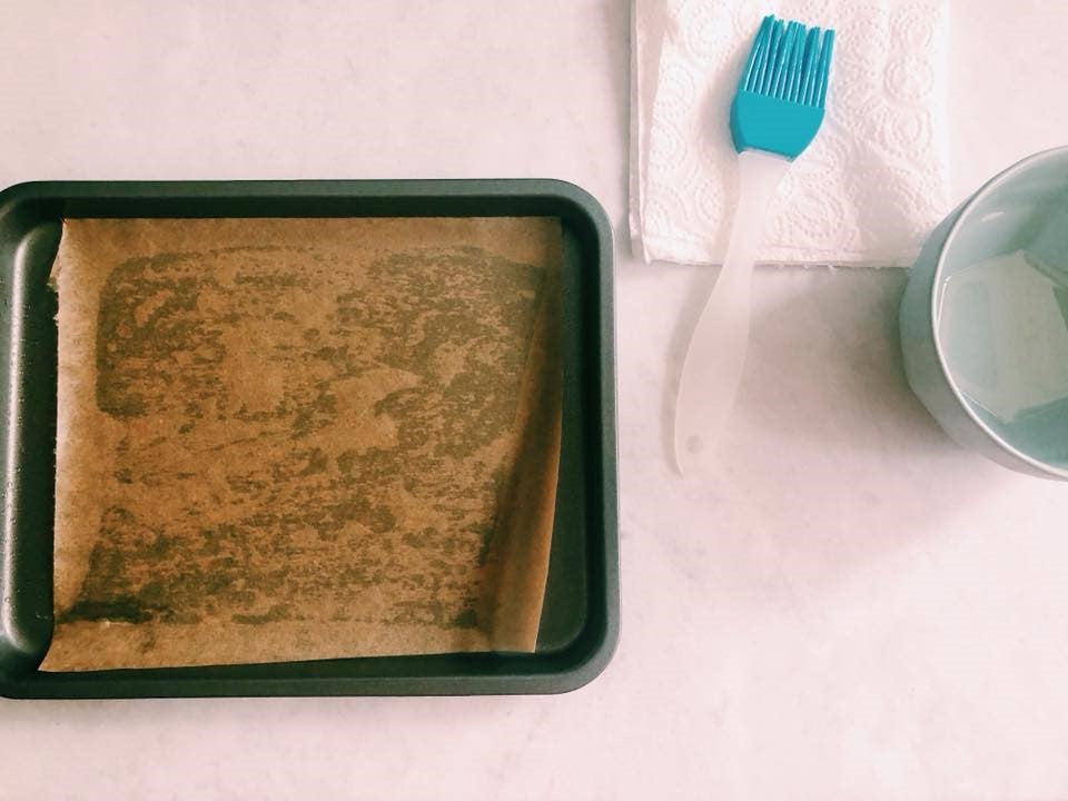 How to line a baking tray with grease proof paper