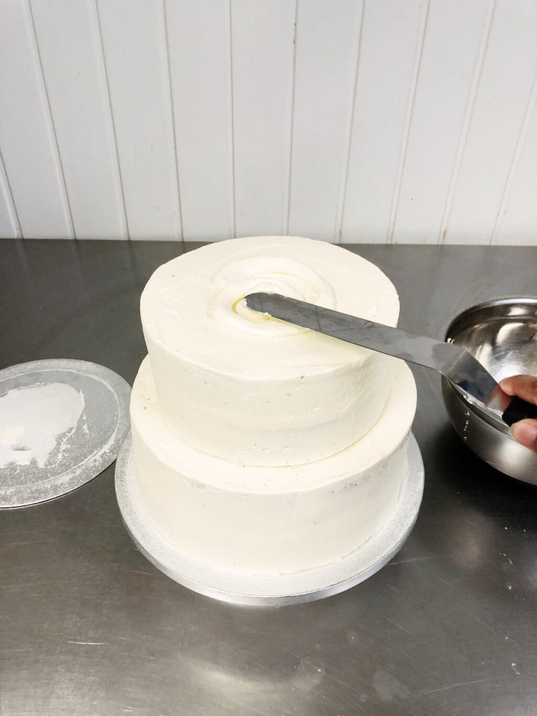 Spread buttercream on the next cake tier