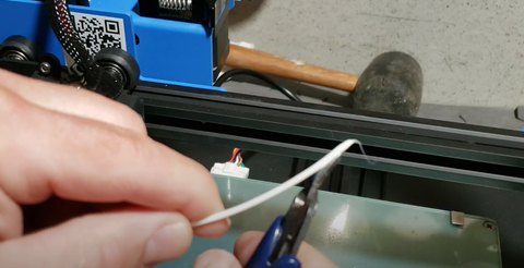 Cut off the curved part of the head on the filament with scissors and leave a sharp angle.