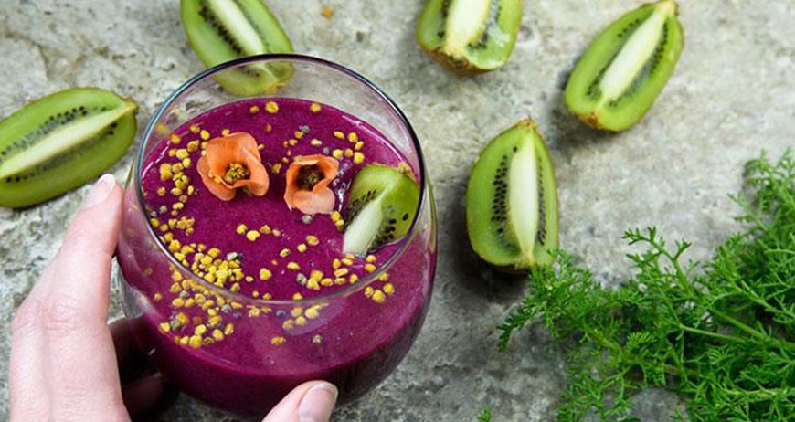 Rosa Smoothie mit Blütenpollen und Kiwi