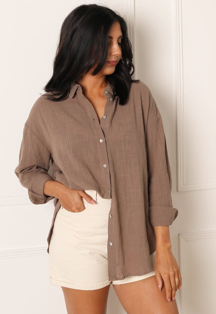 ONLY Leslie Cotton Crinkle Oversized Shirt in Mocha - concretebartops