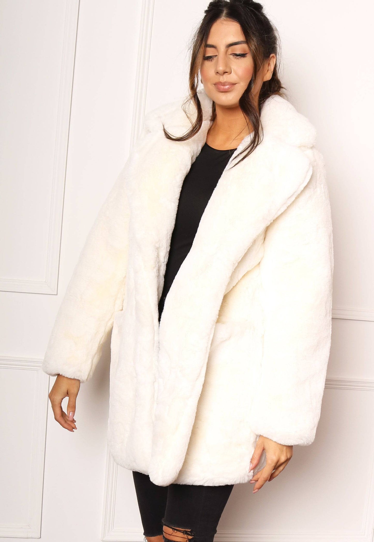 Premium Soft Faux Fur Coat with Collar in Soft Cream - concretebartops