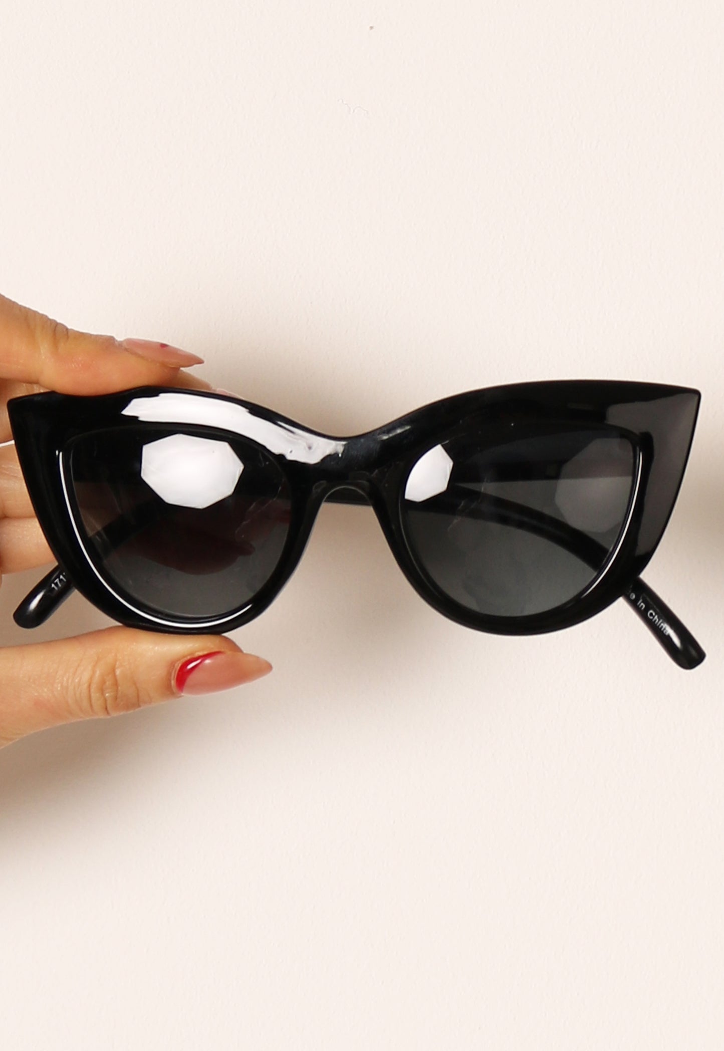 PIECES Baxia Womens Classic Cateye Sunglasses In Black - concretebartops