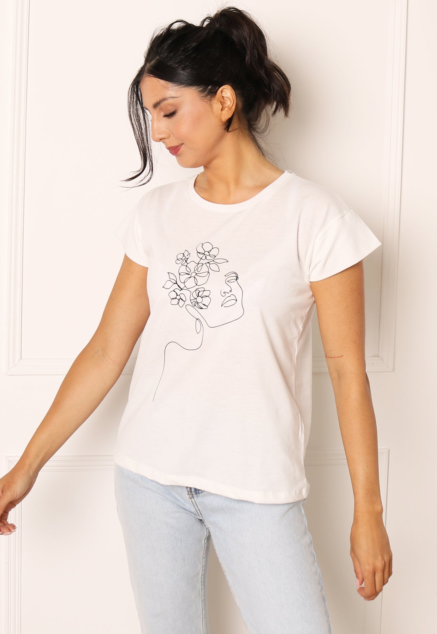 VILA Abstract One Line Woman's Face Drawing T-shirt in White - concretebartops