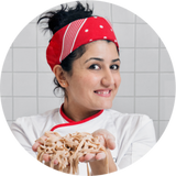 Luisa bereitet frische Pasta im Feinkostladen vor