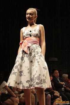 model-dress-batik-indonesia-edward-hutabarat-9