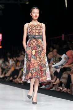 model-dress-batik-indonesia-edward-hutabarat-5