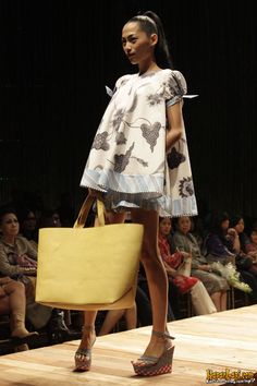 model-dress-batik-indonesia-edward-hutabarat-10