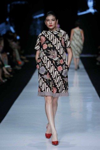 model-dress-batik-indonesia-edward-hutabarat-13