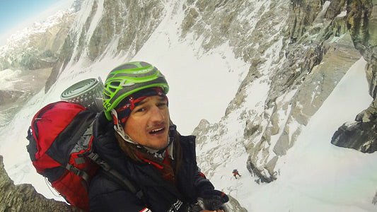 Adam Bielecki klettert auf einen verschneiten Berg