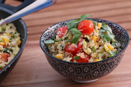 Eiweiß reicher Quinoa Salat lecker und gut fürs Haar
