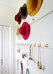 Hooks to hang hats, jewellery and accessories.