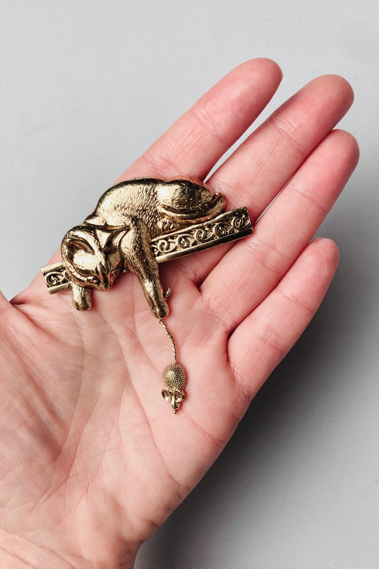 Arany színű macska-egér kitűző (6cm)