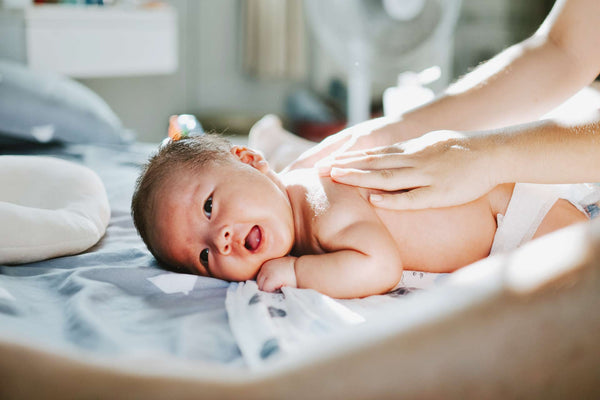 Die Hebamme hilft dir in den ersten Tagen nach der Geburt auch bei der Pflege deines Neugeborenen.